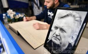 Na Grbavici otvorena knjiga žalosti povodom smrti legendarnog Ivice Osima